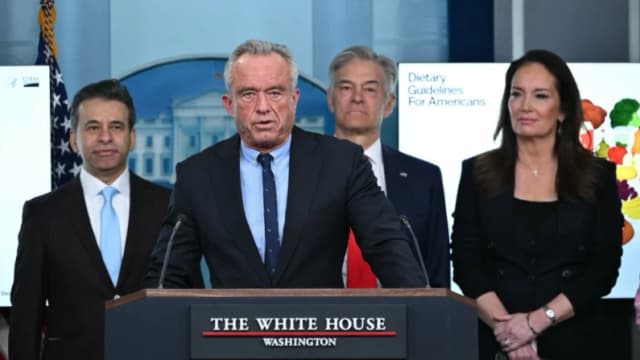 El secretario de Salud, Robert F. Kennedy Jr., flanqueado por el comisionado de la Administración de Alimentos y Medicamentos, el Dr. Marty Makary, el Dr. Mehmet Oz, de los Centros de Servicios de Medicare y Medicaid, y la secretaria de Agricultura, Brooke Rollins, anuncian nuevas directrices dietéticas en Washington el 7 de enero de 2026. Mandel Ngan/AFP a través de Getty Images