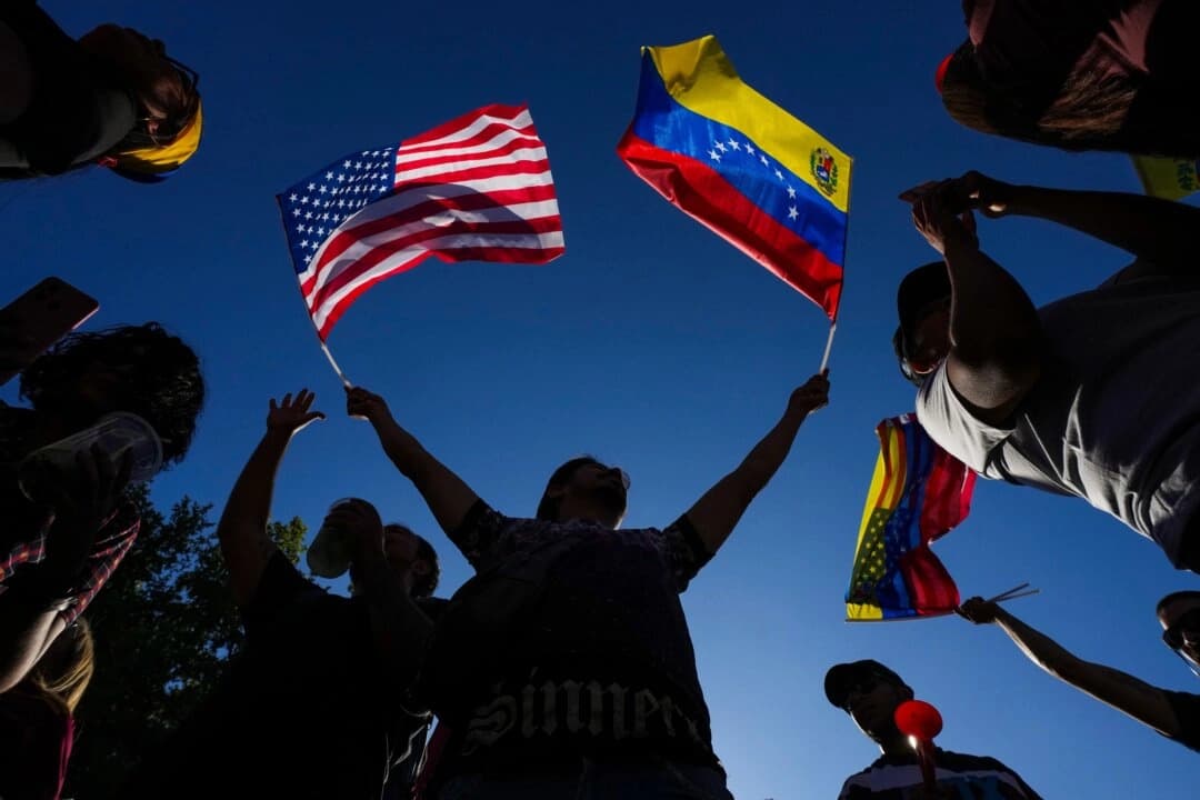 Venezolanos celebran en Santiago de Chile el 3 de enero de 2026, después de que el presidente estadounidense Donald Trump anunciara que el líder venezolano Nicolás Maduro había sido capturado y trasladado en avión desde Caracas. (The Canadian Press/AP-Esteban Felix)