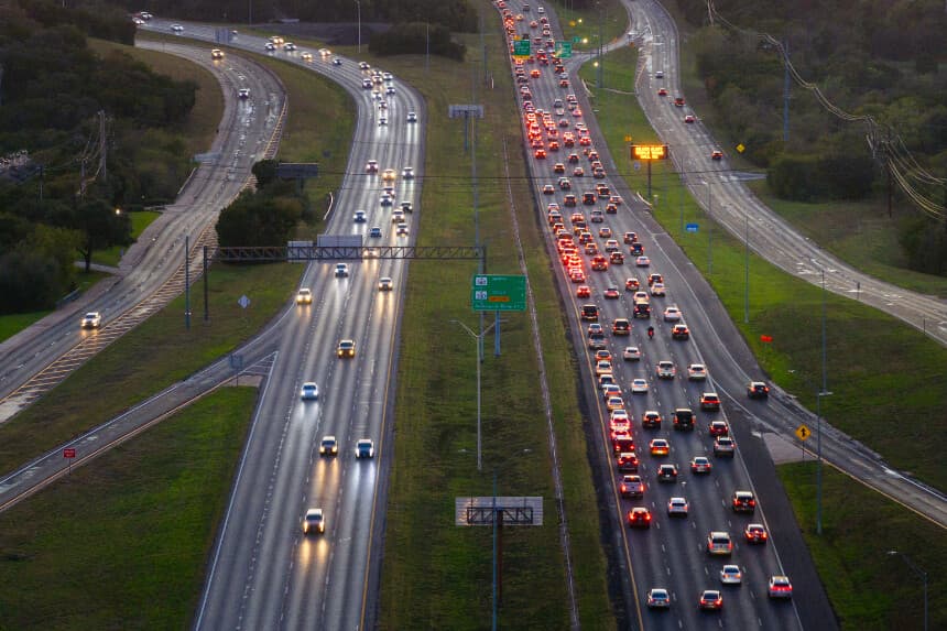 Vista aérea de los vehículos que circulan por la autopista Loop 1 el 24 de noviembre de 2025 en Austin, Texas. (Brandon Bell/Getty Images)