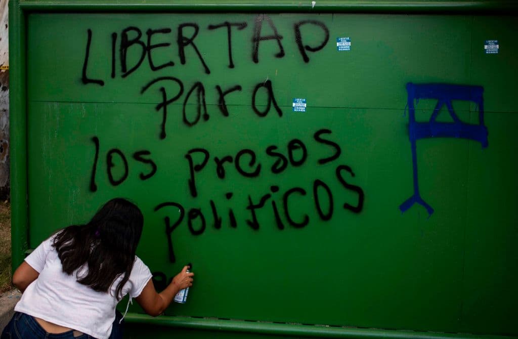 Estudiantes universitarios protestan exigiendo al gobierno del presidente nicaragüense Daniel Ortega la liberación de presos políticos en Managua, el 3 de febrero de 2020. (Foto: INTI OCON/AFP vía Getty Images)