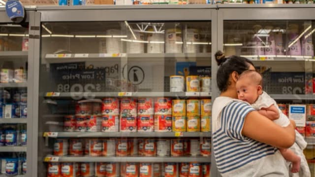Una familia espera recibir fórmula para bebés en un Walmart Supercenter en Houston, Texas, el 8 de julio de 2022. (Foto de Brandon Bell/Getty Images).