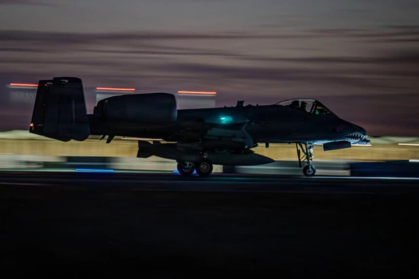 Un A-10 Thunderbolt II de la Fuerza Aérea de los Estados Unidos despega de una base en el área de responsabilidad del Comando Central de los Estados Unidos en apoyo de la Operación Hawkeye Strike, el 10 de enero de 2026. (Foto de la Fuerza Aérea de los Estados Unidos)