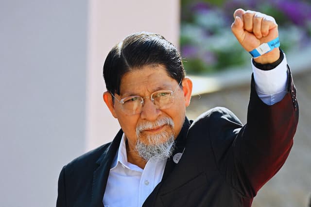 El ministro de Relaciones Exteriores de Nicaragua, Denis Moncada, levanta el puño al llegar a la sesión plenaria de la Cumbre CELAC-UE en Santa Marta, Colombia, el 9 de noviembre de 2025. (LUIS ACOSTA/AFP vía Getty Images)