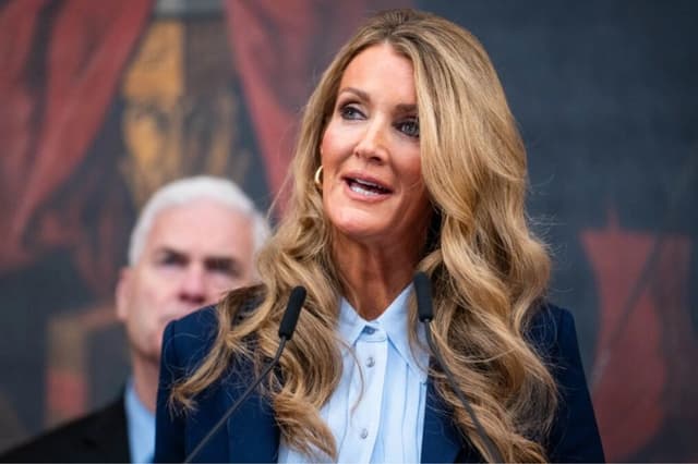 La administradora de la Administración de Pequeñas Empresas, Kelly Loeffler, habla durante una conferencia de prensa en Washington el 27 de octubre de 2025. (Madalina Kilroy/The Epoch Times)