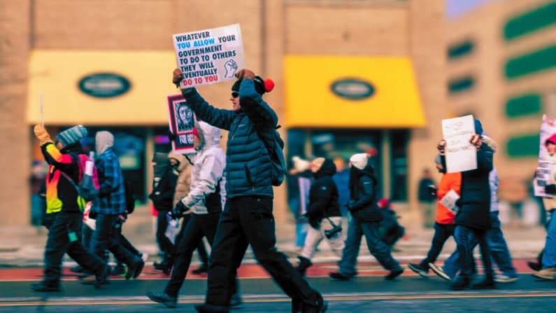 Multitud sale a las calles de Minneapolis tras disparos letales de un agente del ICE