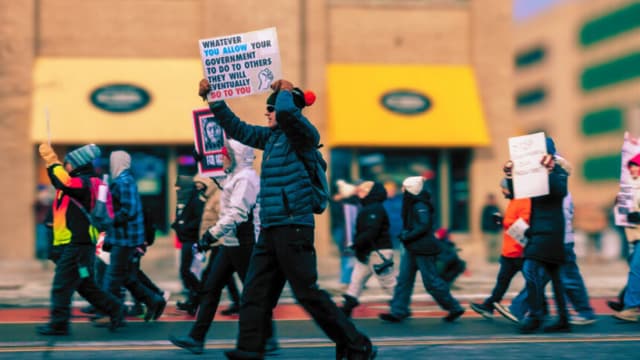 Miles de manifestantes protestan contra las operaciones del Servicio de Inmigración y Control de Aduanas (ICE) en Minneapolis, el 10 de enero de 2026. (John Fredricks/The Epoch Times)