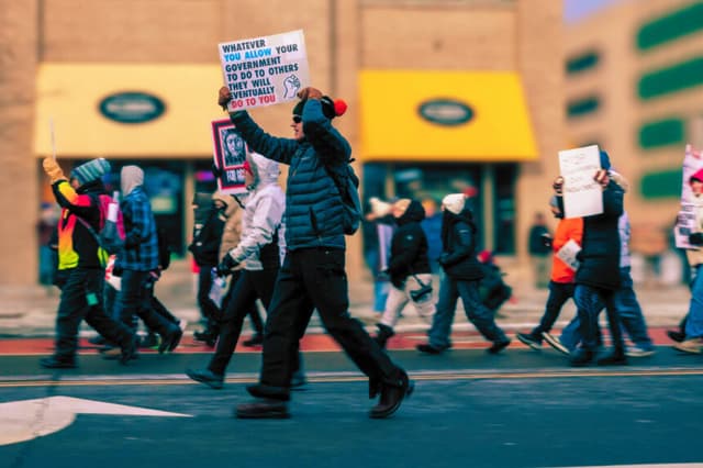 Multitud sale a las calles de Minneapolis tras disparos letales de un agente del ICE