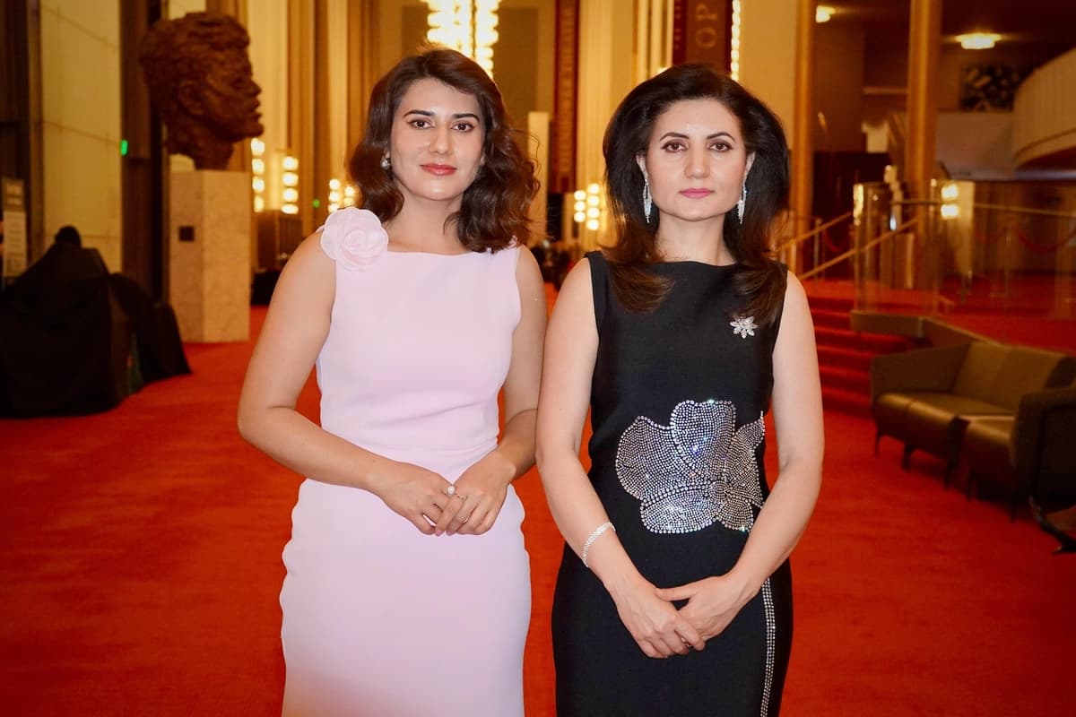 Tanya Kayhan (Dcha.), directora ejecutiva de la cadena de televisión comunitaria Oxus TV, con sede en Austria, y su hermana, Liza Kayhan, disfrutaron de una actuación de Shen Yun en el Teatro de Ópera Trump Kennedy Center de Washington, el 9 de enero de 2026. (Terri Wu/The Epoch Times)