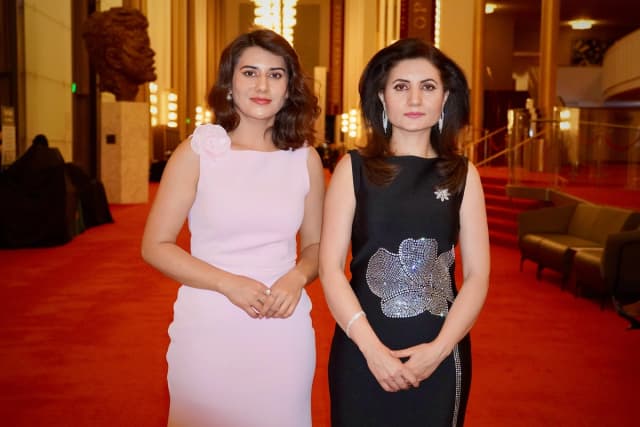 Tanya Kayhan (Dcha.), directora ejecutiva de la cadena de televisión comunitaria Oxus TV, con sede en Austria, y su hermana, Liza Kayhan, disfrutaron de una actuación de Shen Yun en el Teatro de Ópera Trump Kennedy Center de Washington, el 9 de enero de 2026. (Terri Wu/The Epoch Times)