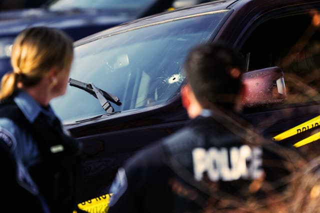 Agente del ICE implicado en tiroteo está recibiendo amenazas de muerte, dice el zar de la frontera