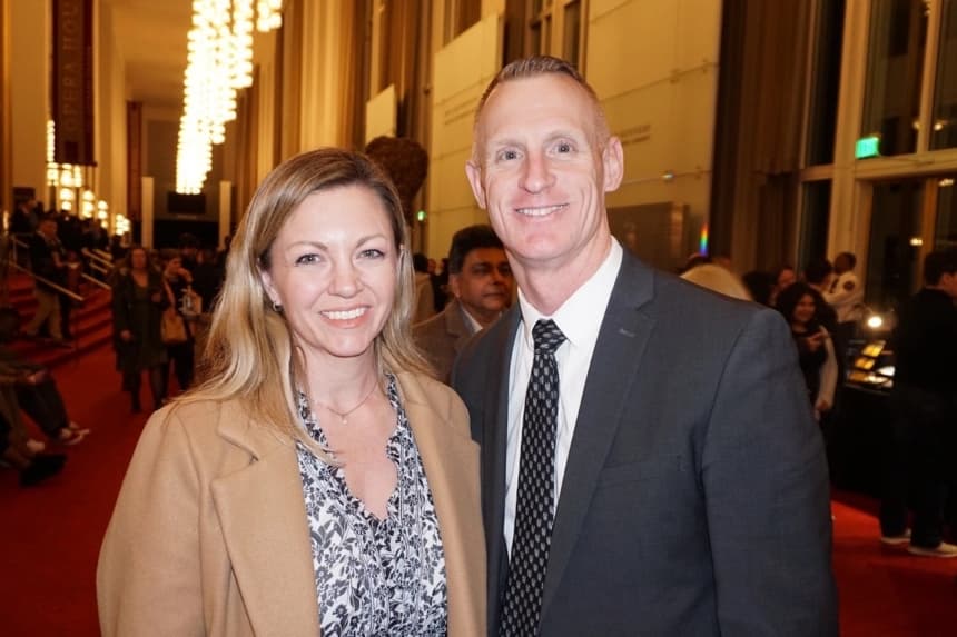Christine y Scott Stewart disfrutaron del espectáculo nocturno de Shen Yun en el Trump Kennedy Center Opera House, el 10 de enero de 2026. (Weiyong Zhu/The Epoch Times)
