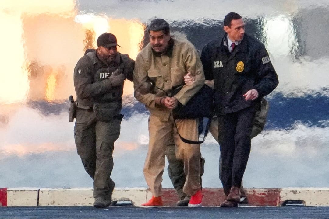 El líder venezolano capturado, Nicolás Maduro, es escoltado mientras se dirige al Tribunal de los Estados Unidos Daniel Patrick Moynihan en Manhattan para una comparecencia inicial para enfrentar cargos federales estadounidenses que incluyen narcoterrorismo, conspiración, tráfico de drogas, lavado de dinero y otros en la ciudad de Nueva York el 5 de enero de 2026. (Reuters/Adam Gray)