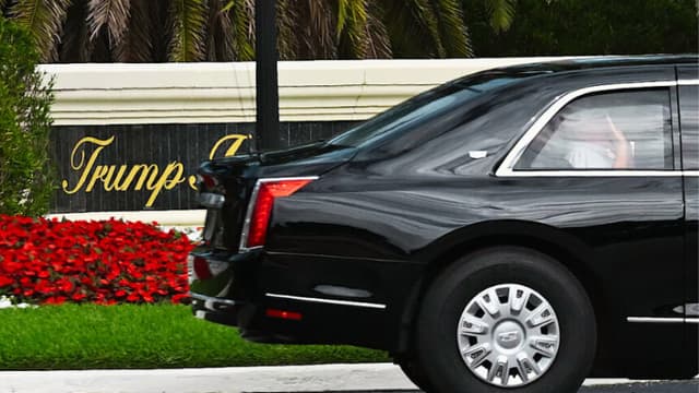 La caravana con el presidente de Estados Unidos, Donald Trump, sale del Trump International Golf Club en West Palm Beach de camino a su club Mar-a-Lago en Palm Beach, Florida, el 23 de diciembre de 2025. (ANDREW CABALLERO-REYNOLDS / AFP a través de Getty Images)