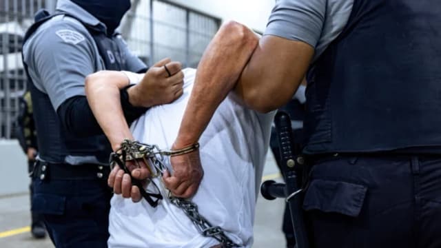 Guardias de prisiones salvadoreños escoltan a presuntos miembros de la banda venezolana Tren de Aragua en Tecoluca, El Salvador, en esta imagen obtenida el 31 de marzo de 2025. (Secretaria de Prensa de la Presidencia/Handout vía Reuters)