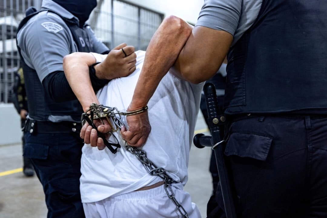 Guardias de prisiones salvadoreños escoltan a presuntos miembros de la banda venezolana Tren de Aragua en Tecoluca, El Salvador, en esta imagen obtenida el 31 de marzo de 2025. (Secretaria de Prensa de la Presidencia/Handout vía Reuters)