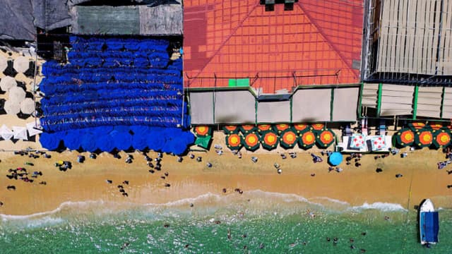 Vista aérea de turistas disfrutando de la playa en un resort de Los Cabos, Baja California, México, el 15 de julio de 2025. (ALFREDO ESTRELLA/AFP vía Getty Images)