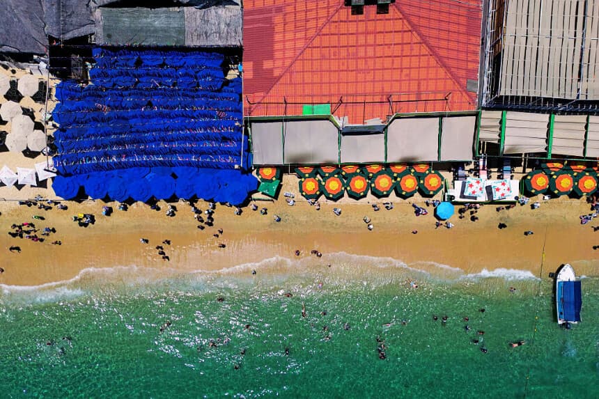 Vista aérea de turistas disfrutando de la playa en un resort de Los Cabos, Baja California, México, el 15 de julio de 2025. (ALFREDO ESTRELLA/AFP vía Getty Images)
