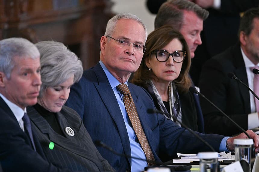 (I/D) El secretario de Energía de EE. UU., Chris Wright; la jefa de gabinete de la Casa Blanca, Susie Wiles, y el director ejecutivo de ExxonMobil, Darren Woods, asisten a una reunión con el presidente de EE. UU., Donald Trump, y ejecutivos de compañías petroleras en el Salón Este de la Casa Blanca en Washington, D.C., el 9 de enero de 2026. (Brendan SMIALOWSKI / AFP a través de Getty Images)