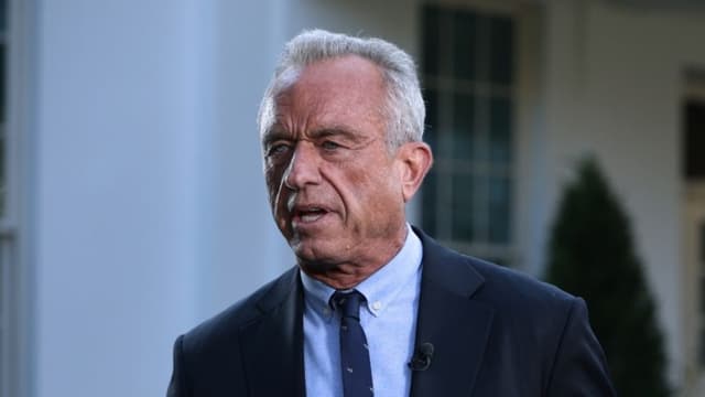 El secretario de Salud y Servicios Humanos de EE. UU., Robert F. Kennedy Jr., habla durante un evento de anuncio de políticas en el Departamento de Salud y Servicios Humanos de EE. UU. el 8 de enero de 2026 en Washington, DC. (Anna Moneymaker/Getty Images)