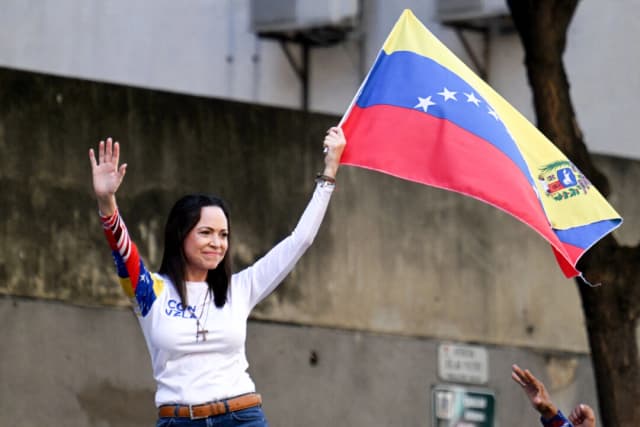 La líder opositora venezolana María Corina Machado ondea una bandera nacional durante una protesta convocada por la oposición en vísperas de la investidura presidencial, en Caracas, Venezuela, el 9 de enero de 2025. (Juan Barreto/AFP vía Getty Images)
