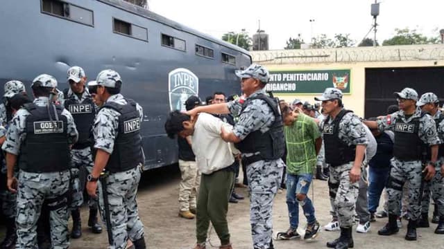 Autoridades de Perú trasladan 55 reos peligrosos a prisión de máxima seguridad en Lima