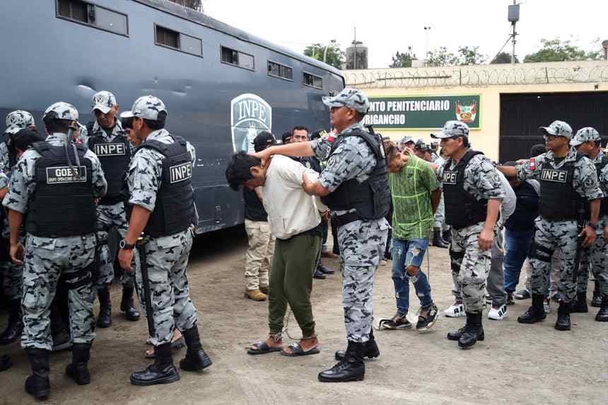 Integrantes del Instituto Nacional Penitenciario de Perú (INPE) trasladan presos este lunes, en Lima (EFE/ Paolo Aguilar)