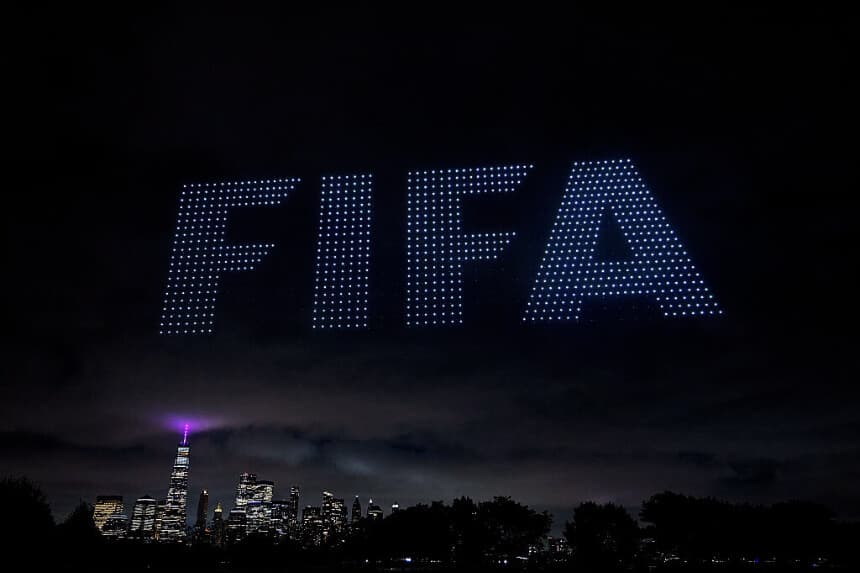 Una imagen de la FIFA se proyecta sobre el horizonte de Manhattan gracias a 1500 drones en un espectáculo de drones de la FIFA previo a la final de la Copa Mundial de Clubes el 11 de julio de 2025 en Liberty State Park, Nueva Jersey. (Dan Mullan/Getty Images)