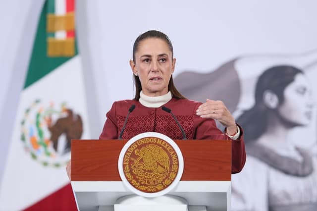La presidenta de México, Claudia Sheinbaum, habla durante una rueda de prensa este 12 de enero de 2026, en Palacio Nacional de la Ciudad de México (México). (EFE/Mario Guzmán)