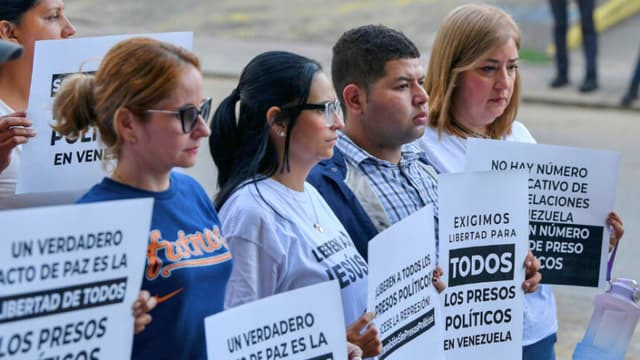 Familiares de presos se manifiestan mientras esperan la liberación de los presos frente a la prisión "El Rodeo" el 9 de enero de 2026 en Miranda, Venezuela. (Carlos Becerra/Getty Images)