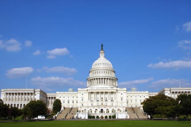 El Capitolio de los Estados Unidos, el 5 de junio de 2003, en Washington, D.C. Las dos cámaras del Congreso de los Estados Unidos, el Senado y la Cámara de Representantes, se reúnen en el Capitolio. (Foto de Stefan Zaklin/Getty Images).