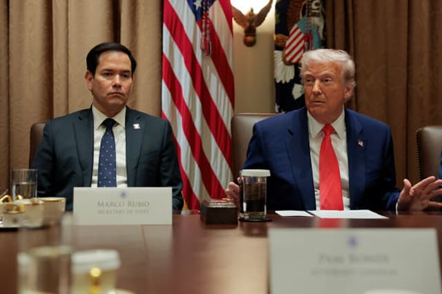 El secretario de Estado Marco Rubio habla junto al presidente de los Estados Unidos, Donald Trump, durante una reunión del Gabinete en la Casa Blanca el 10 de abril de 2025 en Washington, D.C. El presidente Trump convocó una reunión del Gabinete un día después de anunciar una pausa de 90 días en los aranceles "recíprocos", con la excepción de China. (Foto de Anna Moneymaker/Getty Images).