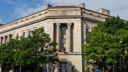 Departamento de Justicia acusa al hombre baleado por agentes de inmigración en Portland