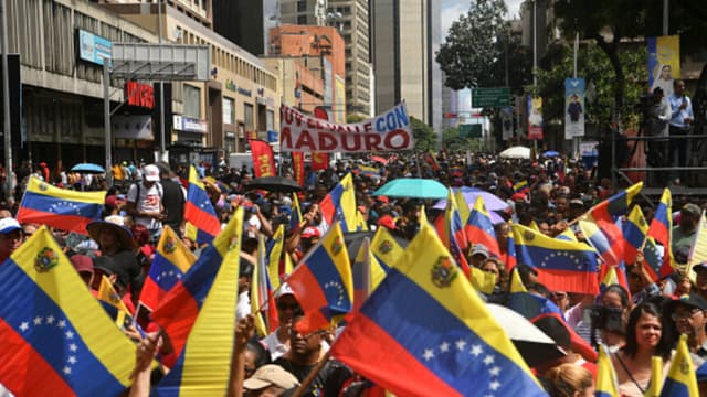 CARACAS, VENEZUELA - 4 DE ENERO: Partidarios del Gobierno asisten a una manifestación un día después de la captura de Nicolás Maduro por las fuerzas estadounidenses el 4 de enero de 2026 en Caracas, Venezuela. (Carlos Becerra/Getty Images).