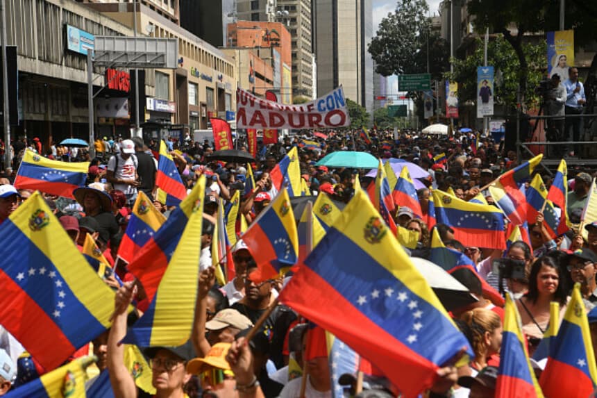 CARACAS, VENEZUELA - 4 DE ENERO: Partidarios del Gobierno asisten a una manifestación un día después de la captura de Nicolás Maduro por las fuerzas estadounidenses el 4 de enero de 2026 en Caracas, Venezuela. (Carlos Becerra/Getty Images).