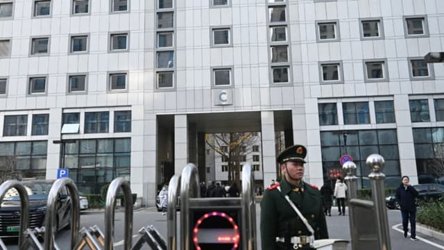 Funcionarios de Beijing destacan avances económicos, pero residentes denuncian calles vacías y desempleo