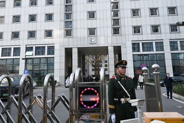 Un agente de la policía paramilitar monta guardia frente a un edificio del Ministerio de Asuntos Exteriores en Beijing, el 18 de noviembre de 2025. (Pedro Pardo/AFP vía Getty Images)