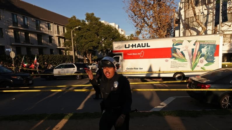Acusan a hombre de conducir imprudentemente hacia una protesta contra Irán en Los Ángeles
