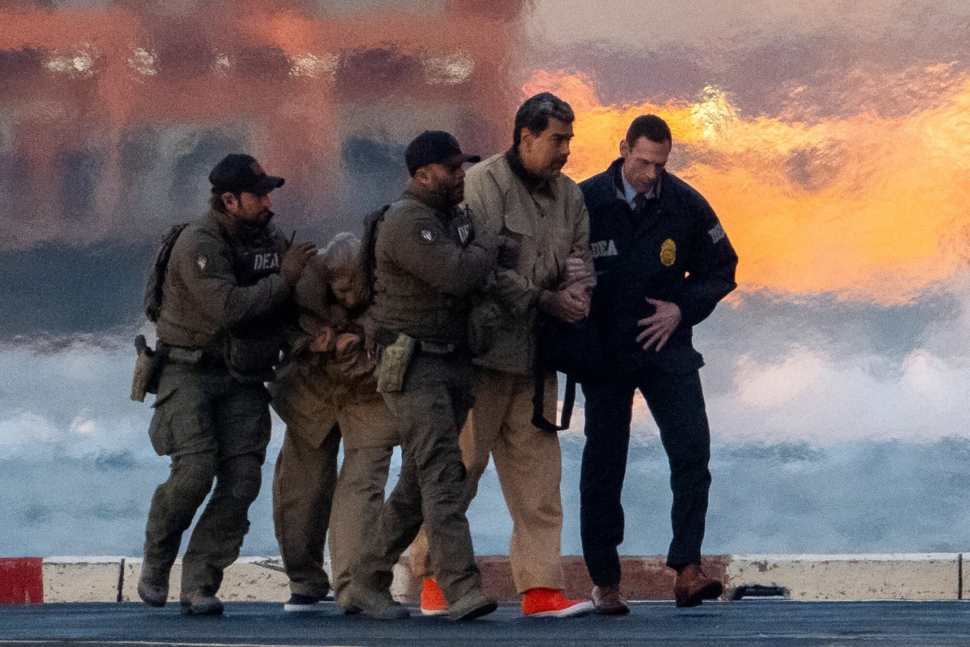 El líder venezolano capturado Nicolás Maduro y su esposa, Cilia Flores, son escoltados mientras se dirigen a la corte Federal Daniel Patrick Moynihan de Manhattan para comparecer por primera vez y enfrentarse a cargos federales estadounidenses, entre los que se incluyen narcoterrorismo, conspiración, tráfico de drogas, lavado de dinero y otros, en el helipuerto del centro de Manhattan, en la ciudad de Nueva York, el 5 de enero. (Reuters/Adam Gray)