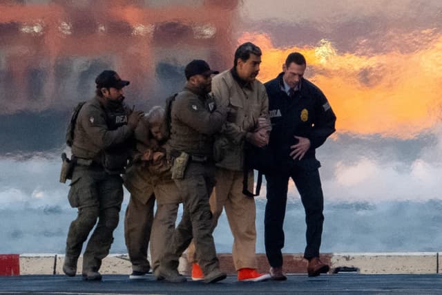 El líder venezolano capturado Nicolás Maduro y su esposa, Cilia Flores, son escoltados mientras se dirigen a la corte Federal Daniel Patrick Moynihan de Manhattan para comparecer por primera vez y enfrentarse a cargos federales estadounidenses, entre los que se incluyen narcoterrorismo, conspiración, tráfico de drogas, lavado de dinero y otros, en el helipuerto del centro de Manhattan, en la ciudad de Nueva York, el 5 de enero. (Reuters/Adam Gray)