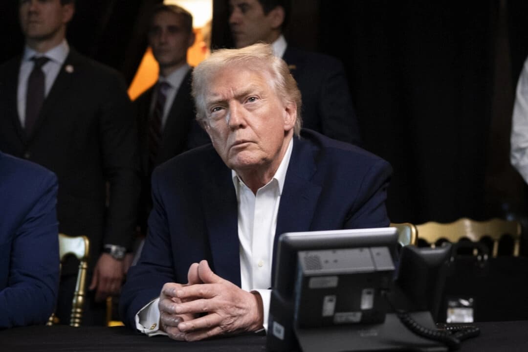 El presidente Donald Trump supervisa las operaciones militares estadounidenses en Venezuela desde su club Mar-a-Lago en Palm Beach, Florida, el 3 de enero de 2026. (Molly Riley/La Casa Blanca a través de Getty Images)