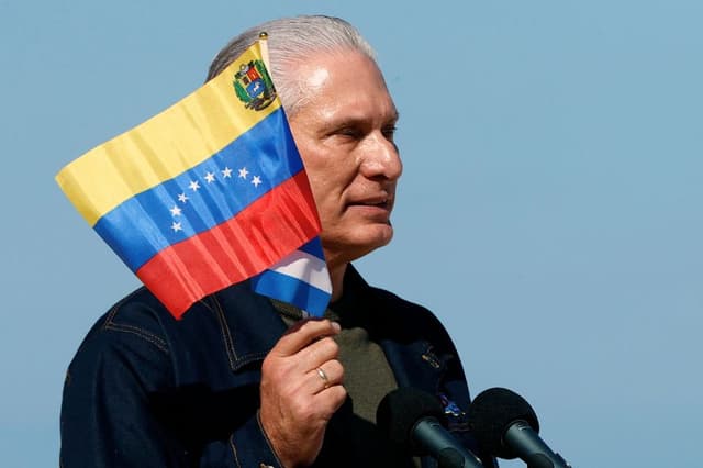 El presidente de Cuba, Miguel Diaz-Canel, habla durante un acto celebrado en la Tribuna Antimperialista a favor de Venezuela este sábado, en La Habana (Cuba), el 3 de enero de 2026 (EFE/ Ernesto Mastrascusa)