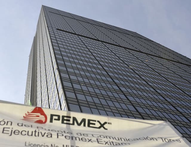 Vista de la Torre Corporativa de Petróleos Mexicanos (PEMEX), ubicada en Ciudad de México. Imagen de archivo. (EFE/Mario Guzmán)