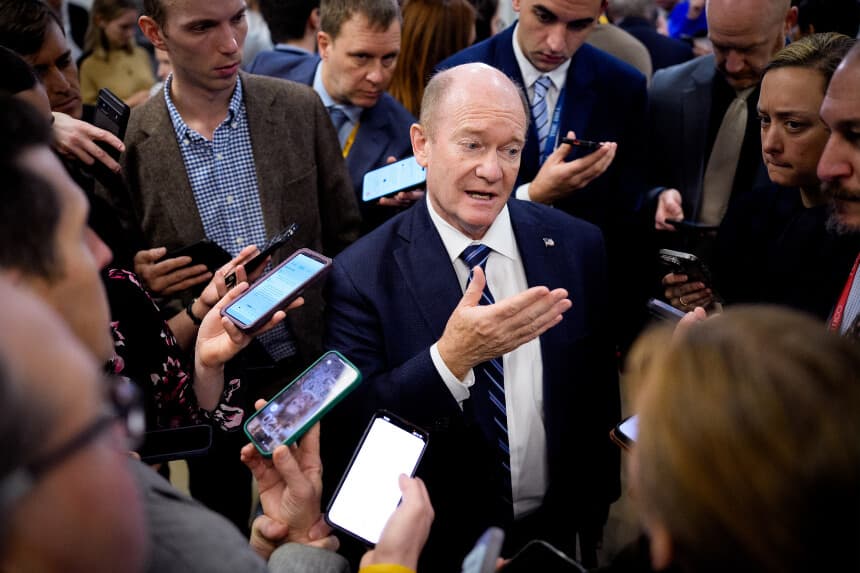 WASHINGTON, DC - 16 DE DICIEMBRE: El senador Chris Coons (D-DE) habla con los periodistas después de que el secretario de Guerra Pete Hegseth y el secretario de Estado Marco Rubio asistieran a reuniones a puerta cerrada con legisladores en el Capitolio el 16 de diciembre de 2025 en Washington, DC. Hegseth y Rubio regresan al Capitolio para hablar con los legisladores ante las crecientes preguntas sobre los ataques llevados a cabo por el ejército estadounidense contra barcos sospechosos de transportar drogas procedentes de Venezuela, ordenados por la Administración Trump. (Foto de Andrew Harnik/Getty Images).