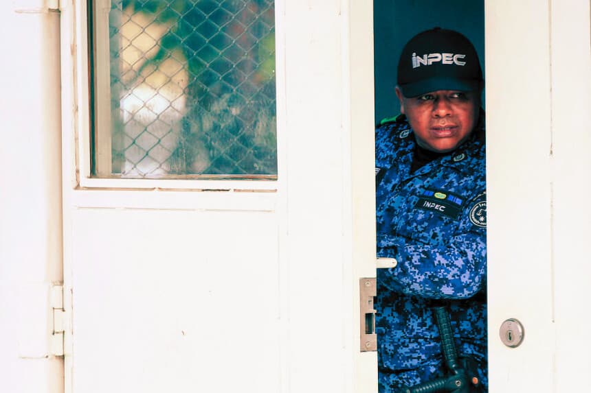 Un miembro del Instituto Nacional Penitenciario y Carcelario (INPEC) se encuentra frente a una puerta de la prisión de Tulúa, departamento del Valle del Cauca, Colombia, el 28 de junio de 2022 (STR/AFP vía Getty Images)
