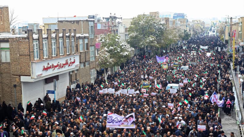 Irán suaviza restricciones a las comunicaciones mientras aumenta número de muertos en protestas