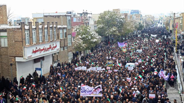 Irán suaviza restricciones a las comunicaciones mientras aumenta número de muertos en protestas