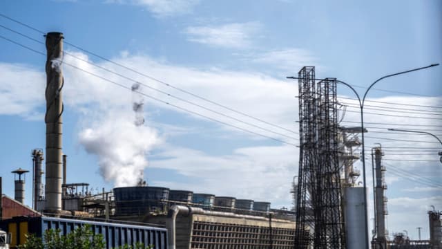 Vista de la refinería El Palito en Puerto Cabello, estado Carabobo, Venezuela, el 11 de enero de 2026. Venezuela anunció a principios de esta semana que está negociando con Estados Unidos la “venta de volúmenes” de petróleo crudo, momentos después de que la administración de Donald Trump dijera que controlaría la comercialización del petróleo venezolano “indefinidamente”. (Foto de Maryorin Mendez / AFP a través de Getty Images).