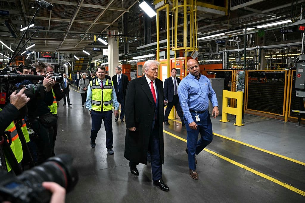 El presidente de Estados Unidos, Donald Trump, junto con el director ejecutivo de Ford, Jim Farley, el secretario del Tesoro, Scott Bessent, y el director de la planta, Corey Williams, visita el complejo River Rouge de Ford Motor Company en Dearborn, Míchigan, el 13 de enero de 2026. (Foto de Mandel NGAN / AFP a través de Getty Images)