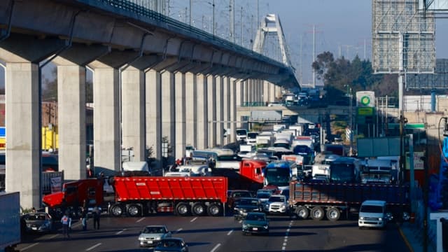 Transportistas bloquean vías en el Estado de México como protesta por red de extorsión