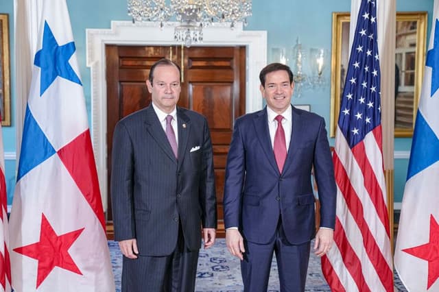 Fotografía cedida por el Departamento de Estado de Estados Unidos donde aparece su secretario, Marco Rubio (Dcha.), posando junto al ministro de Relaciones Exteriores de Panamá, Javier Martínez-Acha, este martes en la sede del Departamento de Estado en Washington, Estados Unidos. (EFE/ Departamento de Estado de EE. UU./ Freddie Everett)